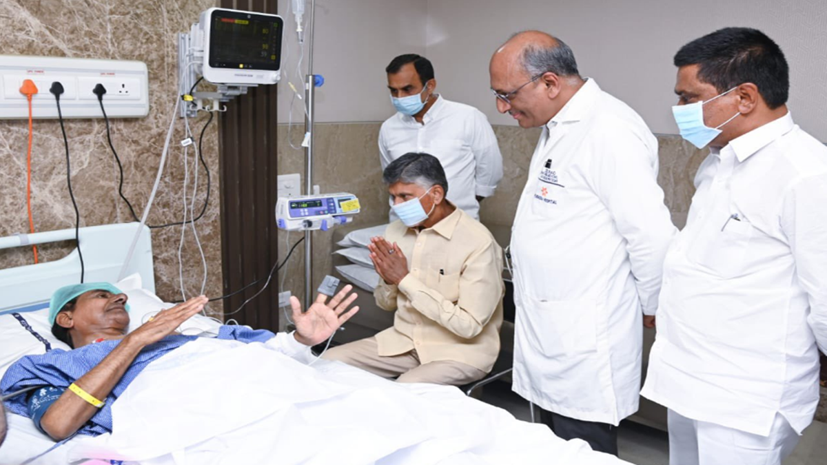Chandrababu Meets KCR in Hospital